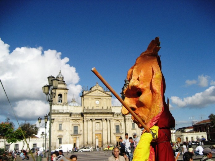 Extraña Mascara y la Catedral de Guatemala