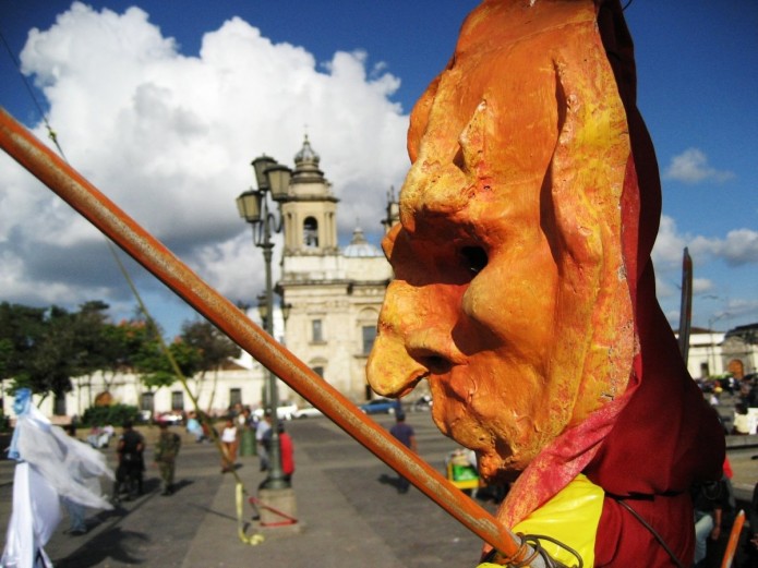 Extraña Mascara y la Catedral de Guatemala