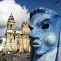 Extraña Mascara y la Catedral de Guatemala