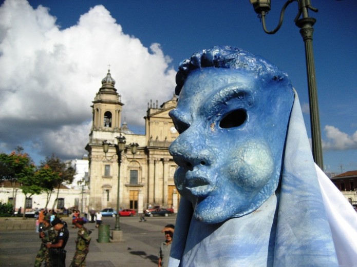 Extraña Mascara y la Catedral de Guatemala