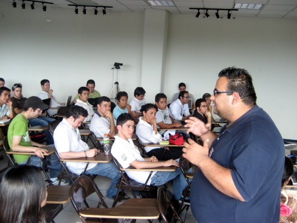 IvÃ¡n Castro dando su charla en BarcampGT