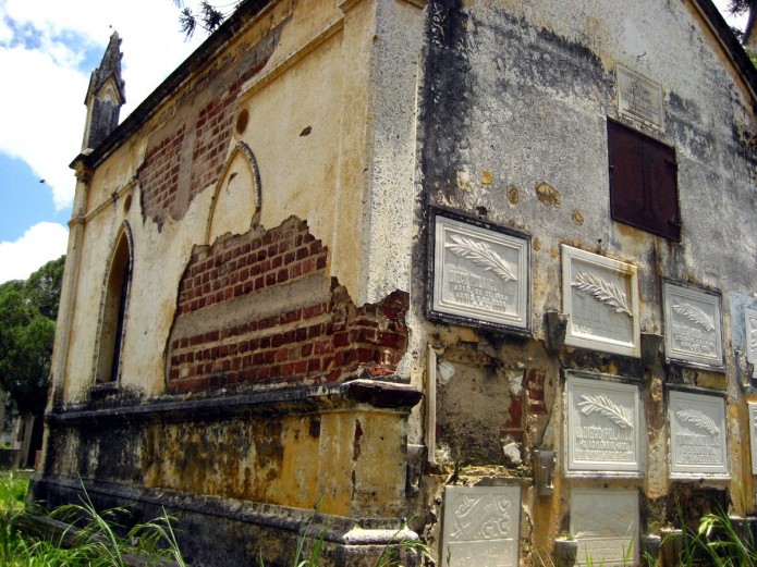 Tumba deteriorada