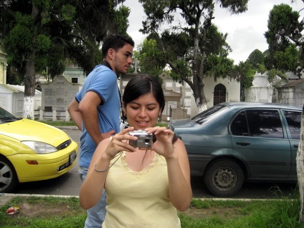 Paola revisando el trabajo