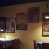 Posters en la pared del restaurante