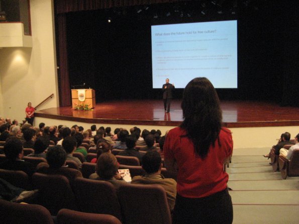 Vista desde el publico hacia Jimmy