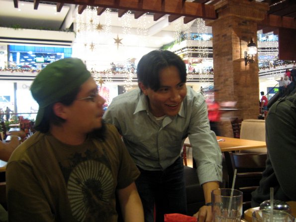 Sakis entrevistando a Gabriel