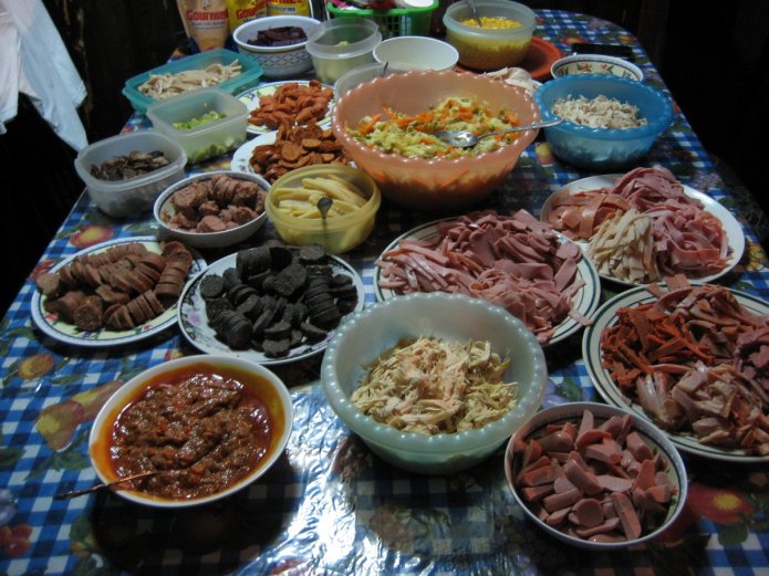 Alistando los ingredientes del fiambre Alistando los ingredientes del fiambre