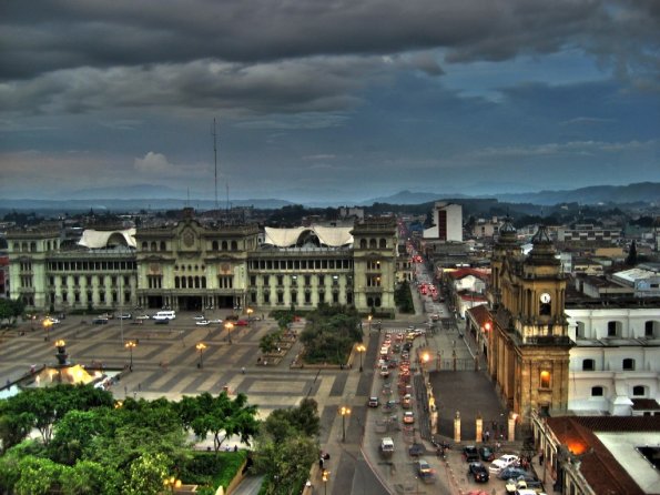 El Palacio Nacional de la Cultura y la Catedral de Guatemala