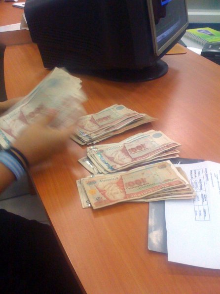 Contanto el Dinero para comprar un iPhone 3G Prepago