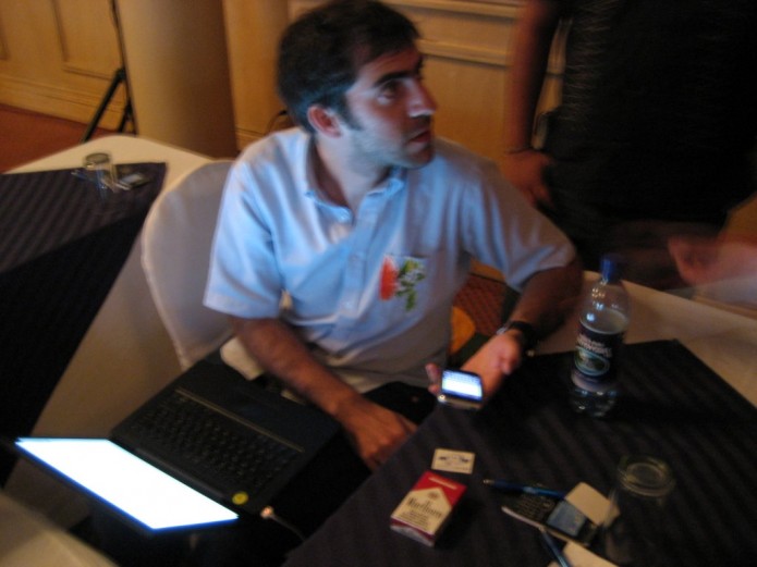 Leo Prieto y su iPhone