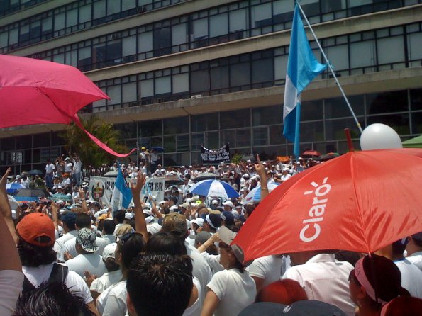 Manifestantes en la Plaza Italia