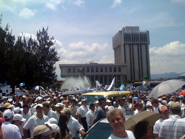 Manifestantes en centro cÃ­vico