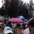 Manifestantes en centro cívico