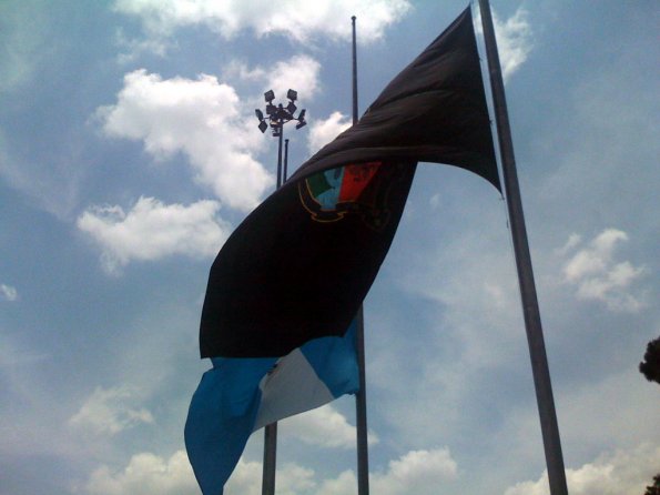 Bandera de la Municipalidad y de Guatemala - 3