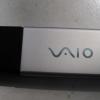 La marca VAIO grabada en la parte posterior