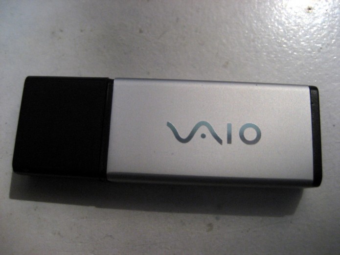 La marca VAIO grabada en la parte posterior