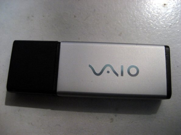 La marca VAIO grabada en la parte posterior