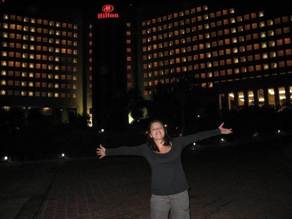 Stephanie frente al Hilton