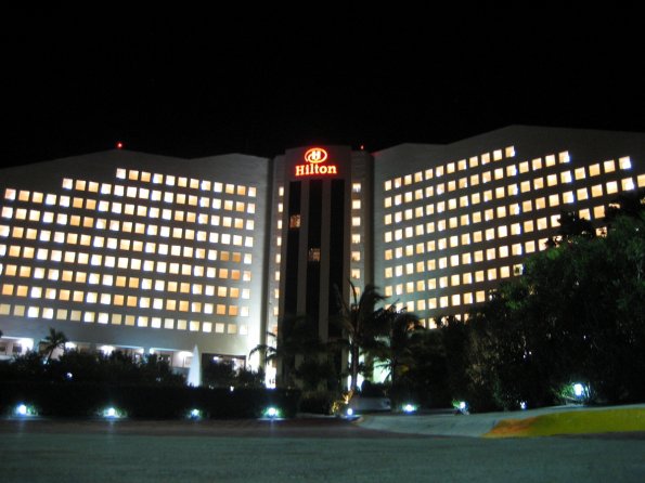 Hotel Hilton de CancÃºn al anochecer