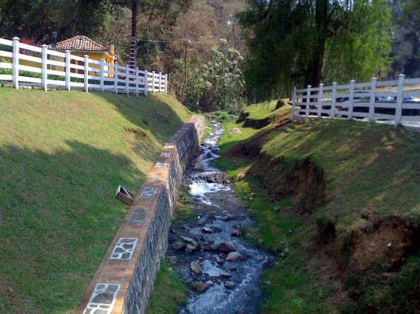 El arroyo de la entrada principal