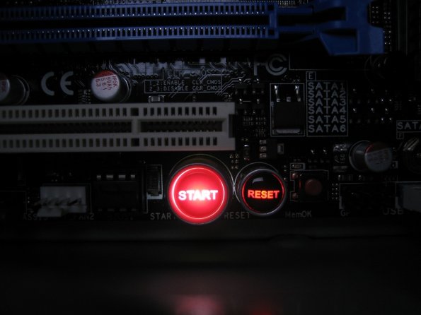 Botones de power y reset en el motherboard