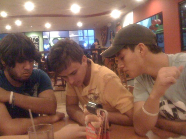 Juan Diego Luna apuntandose