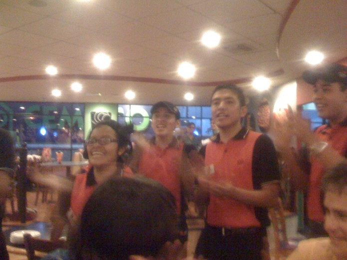 Los emplados de Pizza Hut cantando su "Happy Birthday" Los emplados de Pizza Hut cantando su "Happy Birthday"