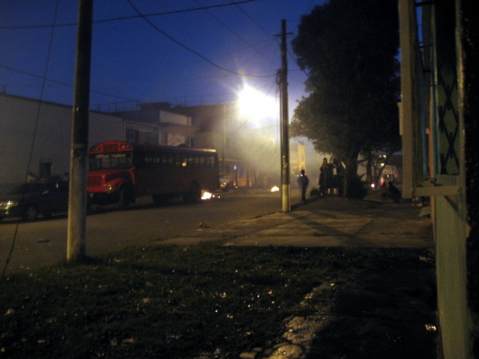 Calle llena de humo, luego de la quema del diablo Calle llena de humo, luego de la quema del diablo