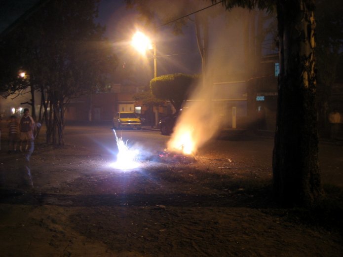 Quemando cohetes junto al fuego - 1 Quemando cohetes junto al fuego - 1