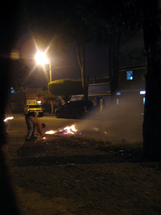 Quemando cohetes junto al fuego - 3 Quemando cohetes junto al fuego - 3