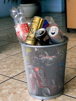 Basurero lleno de latas